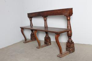 Antigo banco de nogueira do século XVIII, qualidade extraordinária. Medidas: 158 x 40 cm de profundidade.